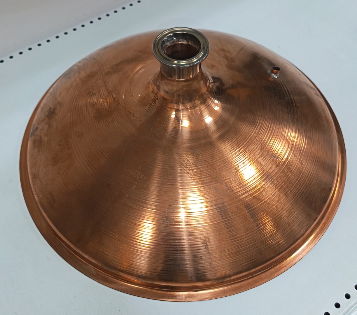 Крышка купольная медная на 37л с выходом 1,5' (врезка термометра)